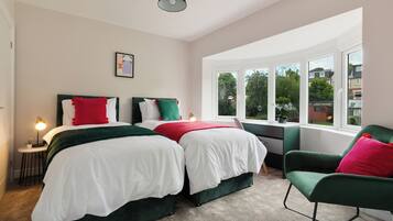 4 bedrooms, desk, iron/ironing board, travel crib