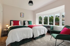 4 bedrooms, desk, iron/ironing board, travel cot - Large family home near the Peak District and Sheffield Centre. (Sheffield)