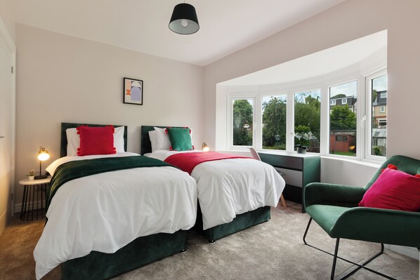 4 soverom, skrivebord, strykejern/-brett og reiseseng for barn