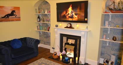 Alastrean Apartment. Large flat, cosy & warm w/ 3 beds, 2 bath, free parking
