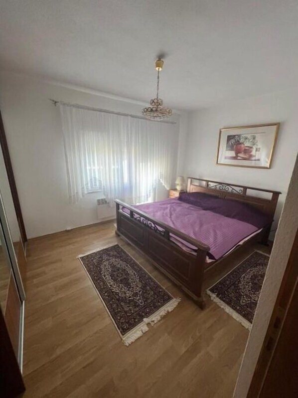 4 bedrooms, iron/ironing board, WiFi