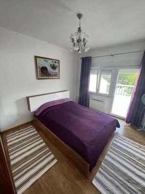 4 bedrooms, iron/ironing board, WiFi