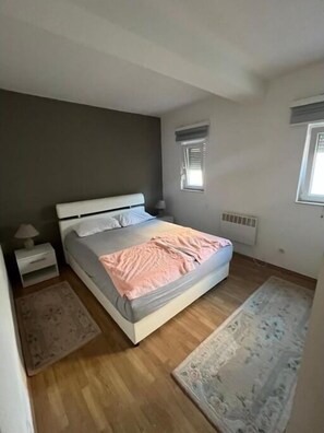 4 habitaciones, tabla de planchar con plancha y wifi 