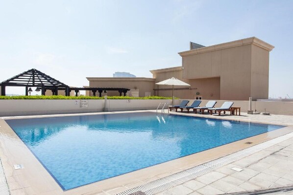 Outdoor pool - Staycae Holiday Homes - Suburbia (Dubai)