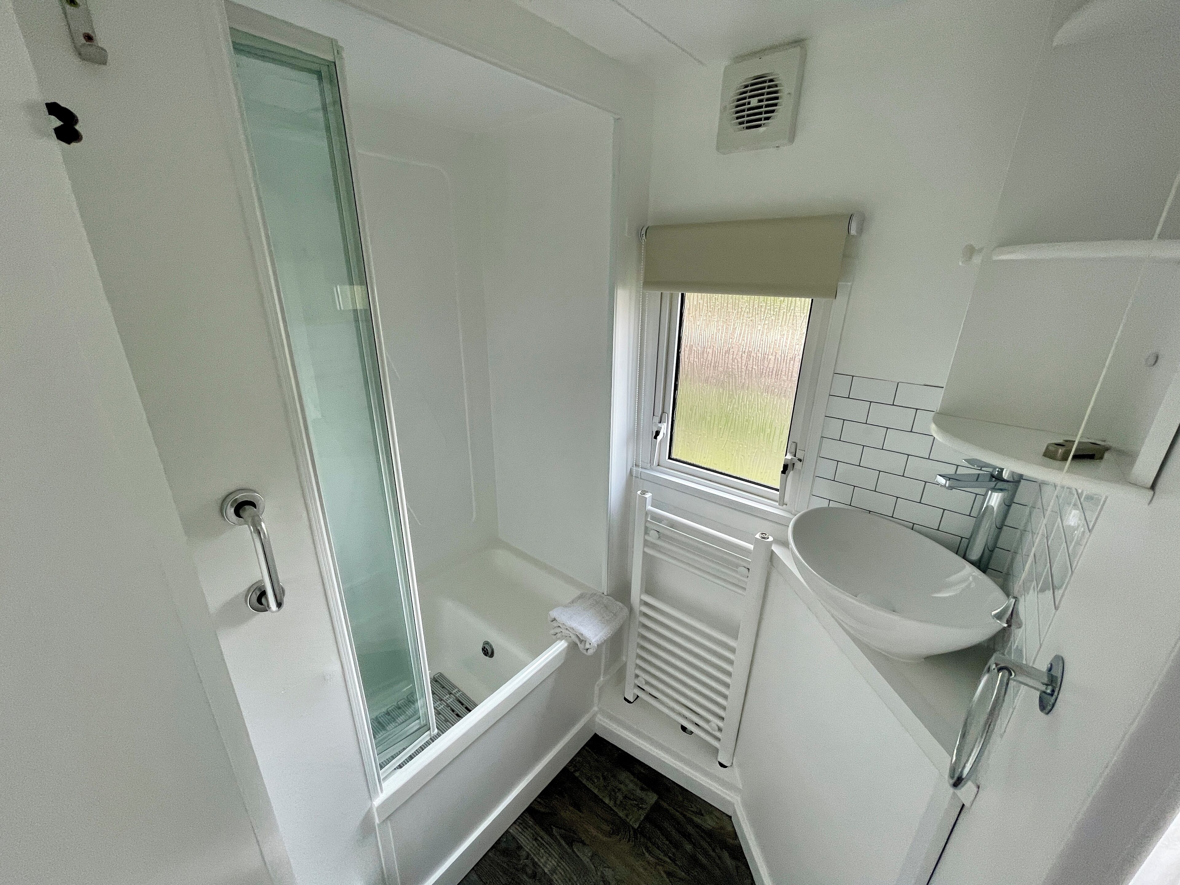 Casa estándar, 2 habitaciones, vistas al jardín | Baño | Ducha y cabezal de ducha tipo lluvia
