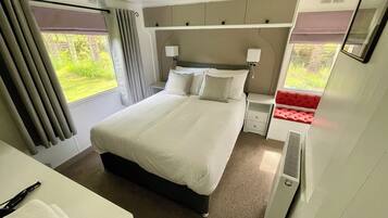 Casa estándar, 2 habitaciones, vista al jardín | Tabla de planchar con plancha, wifi gratis y ropa de cama