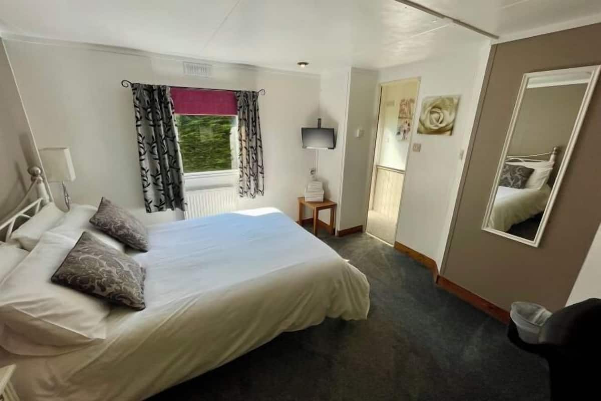 Tabla de planchar con plancha, wifi gratis y ropa de cama