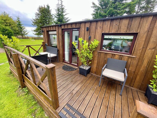 Tabla de planchar con plancha, wifi gratis y ropa de cama