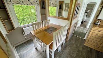 Standard House, 2 Bedrooms, Garden View | In-room dining
