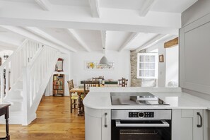 Fridge, microwave, oven, dishwasher - Townhouse in Padstow, parking, short walk to Harbour (Padstow)