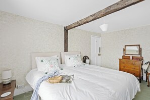 3 bedrooms, iron/ironing board, travel cot, free WiFi - Townhouse in Padstow, parking, short walk to Harbour (Padstow)