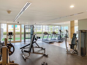 Fitness facility - Beautiful 2BR APT with Gym and Pool (Dubai)