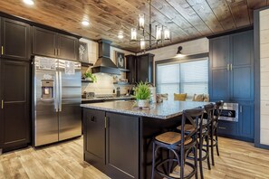 Refrigerador, microondas, lavavajillas y cafetera y tetera 