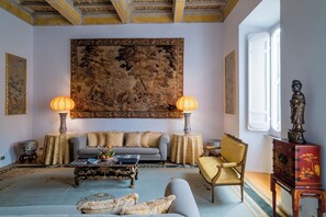 Living area - Apartment located on the main floor of a historic building in the center of Rome (Roma)