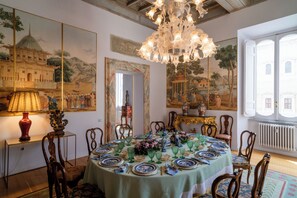 Dining - Apartment located on the main floor of a historic building in the center of Rome (Roma)