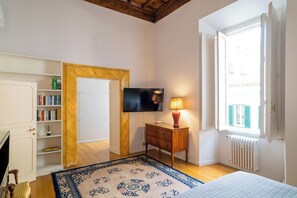 Iron/ironing board, WiFi, bed sheets - Apartment located on the main floor of a historic building in the center of Rome (Roma)