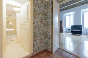 Shower, jetted bath, hair dryer, bidet - Apartment located on the main floor of a historic building in the center of Rome (Roma)