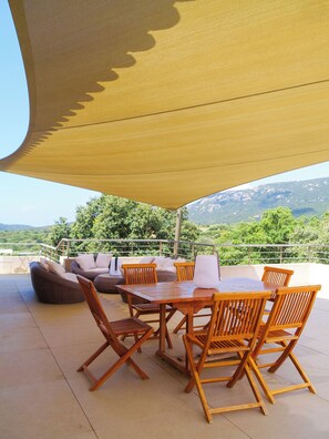 Outdoor dining - Belle Villa Récente Avec Piscine , sud de la Corse à 7 mn des Plages (Monacia-d'Aullène)