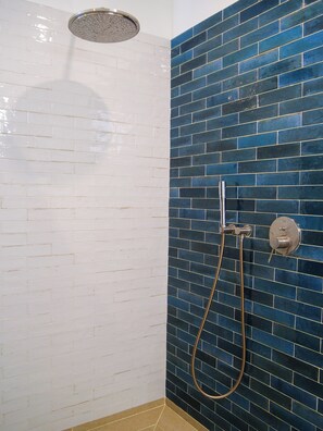 Shower, hair dryer, towels, soap - Belle Villa Récente Avec Piscine , sud de la Corse à 7 mn des Plages (Monacia-d'Aullène)
