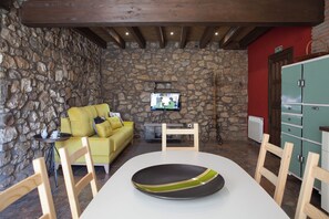 Televisio, pöytäjalkapallopöytä, kirjoja, stereot