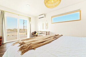 Skrivebord, strykejern/-brett, reiseseng for barn og wi-fi (inkludert)