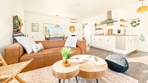 Living area - The White Owl House ☆pool ☆private ☆gorgeous views (Joshua Tree)
