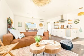 TV, stereo - The White Owl House ☆pool ☆private ☆gorgeous views (Joshua Tree)