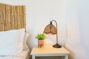 2 bedrooms, desk, iron/ironing board, travel cot - The White Owl House ☆pool ☆private ☆gorgeous views (Joshua Tree)