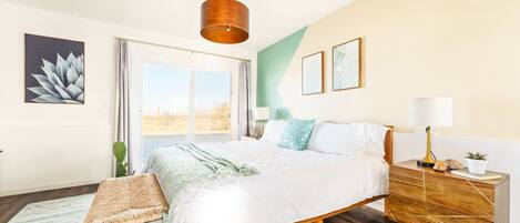 Escritorio, tabla de planchar con plancha, cuna de viaje y wifi gratis