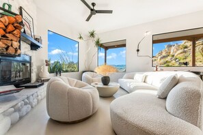 Smart TV, lareira, mesa de pingue-pongue, livros