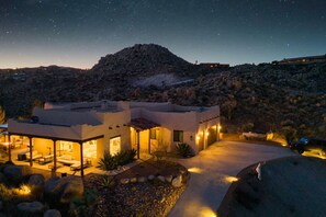 Exterior - The Desert Rocks | luxury boulder villa | Wow view (Yucca Valley)