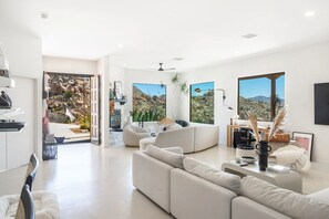 Smart TV, fireplace, table tennis, stereo - The Desert Rocks | luxury boulder villa | Wow view (Yucca Valley)