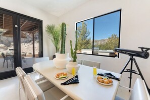 Dining - The Desert Rocks | luxury boulder villa | Wow view (Yucca Valley)