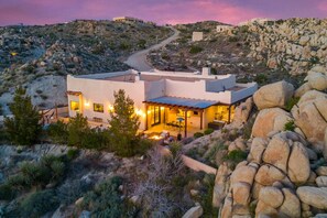 Exterior - The Desert Rocks / Luxury Boulder Villa / By Desert Spirit (Yucca Valley)