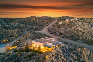 Exterior - The Desert Rocks | luxury boulder villa | Wow view (Yucca Valley)