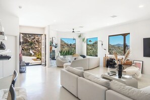 Smart TV, lareira, mesa de pingue-pongue, livros