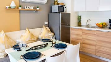 Hus (Mobile Home Nensi Two bedroom) | Spisestue