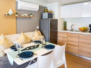 House (Mobile Home Nensi Two bedroom) | Dining room