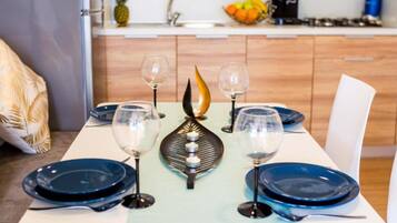 House (Mobile Home Nensi Two bedroom) | Dining room