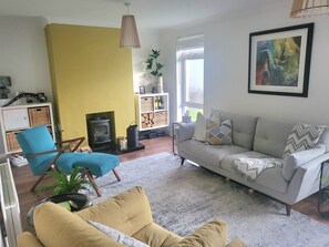 Een smart-tv, een computerscherm en een printer