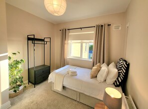 4 bedrooms, desk, iron/ironing board, free WiFi