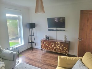 Een smart-tv, een computerscherm en een printer