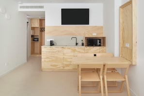 Estudio Deluxe, vista a la ciudad | Cocina privada | Frigobar y microondas 