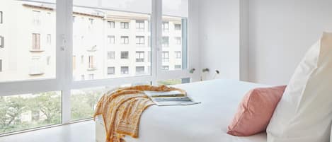 Studio classique, vue sur la ville | Espace de travail pour ordinateurs portables, systĂšme dâinsonorisation