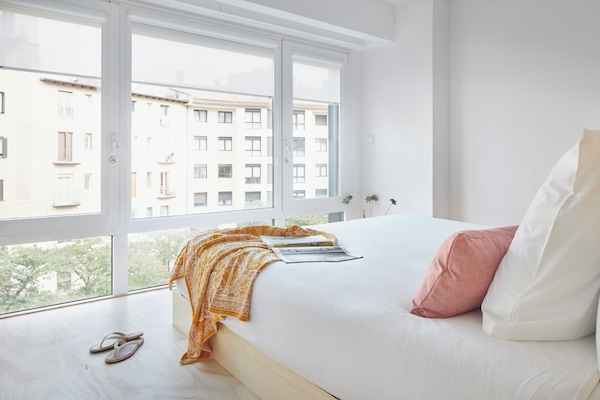 Studio phong cách cổ điển, quang cảnh thành phố | Khu vực làm việc phù hợp cho laptop, phòng cách âm