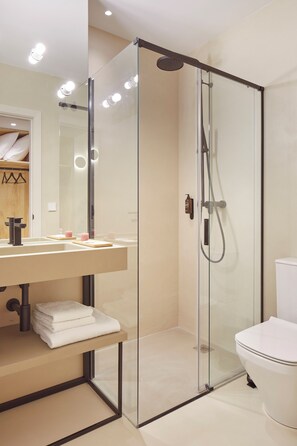 Studio Klasik, pemandangan kota | Kamar mandi | Shower, pengering rambut, handuk, dan sabun