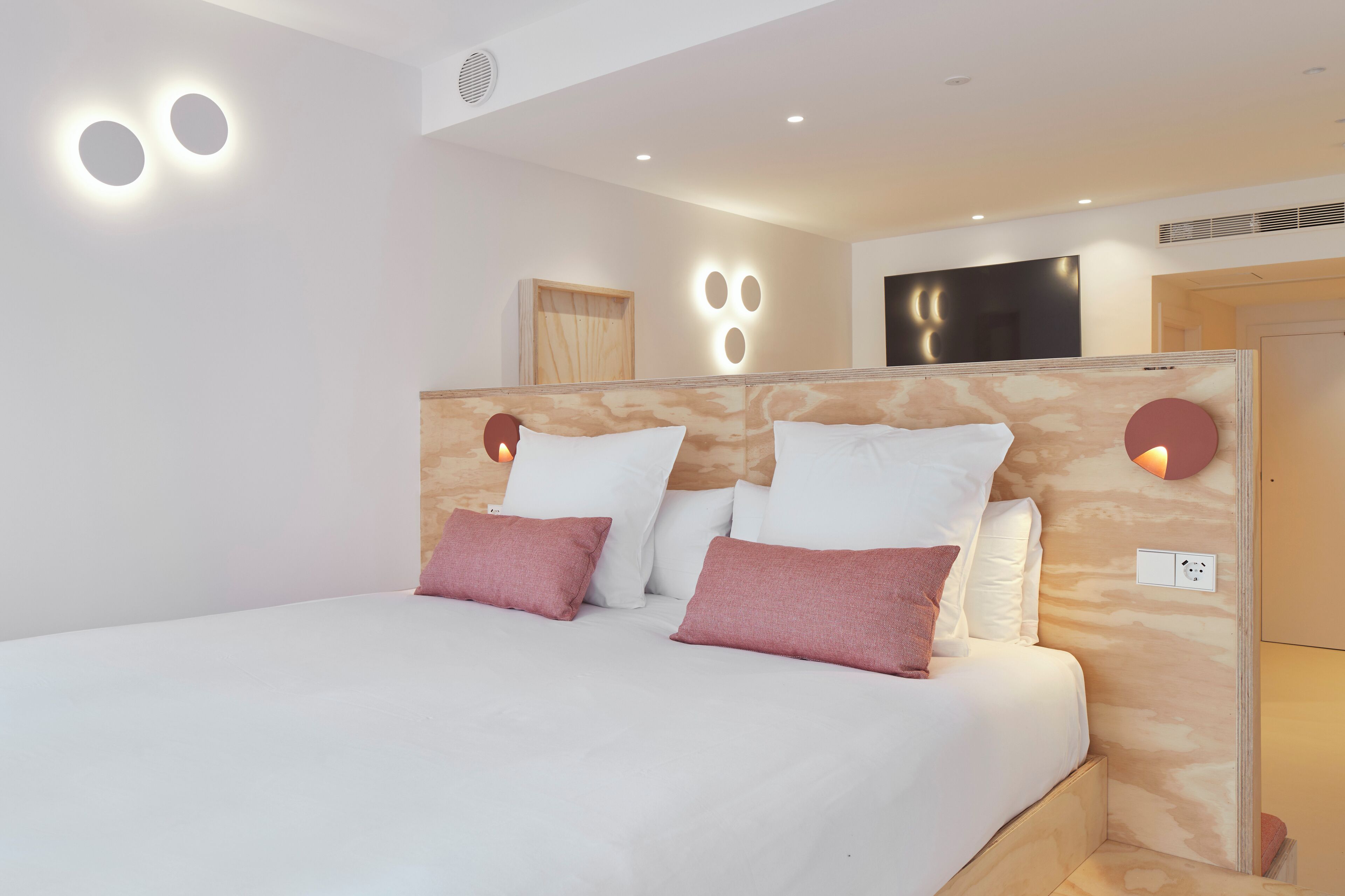 Estudio clásico, vistas a la ciudad | Espacio para trabajar con un portátil y sistema de insonorización