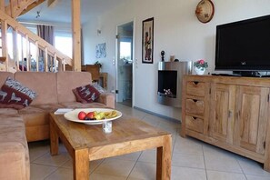 TV, fireplace - Kapitänsdeck 404 - Großzügiges Ferienapartment auf 2 Ebenen mit Müritzblick (Rechlin-Nord)