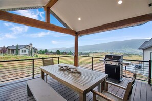 Outdoor dining - Escape to the perfect mountain retreat with our luxurious 5-bedroom, 4-bathroom vacation rental, (Eden)