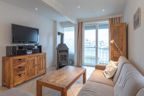 TV, fireplace - Kapitänsdeck 476 - Großzügiges Ferienapartment auf 2 Ebenen mit Müritzblick (Rechlin-Nord)